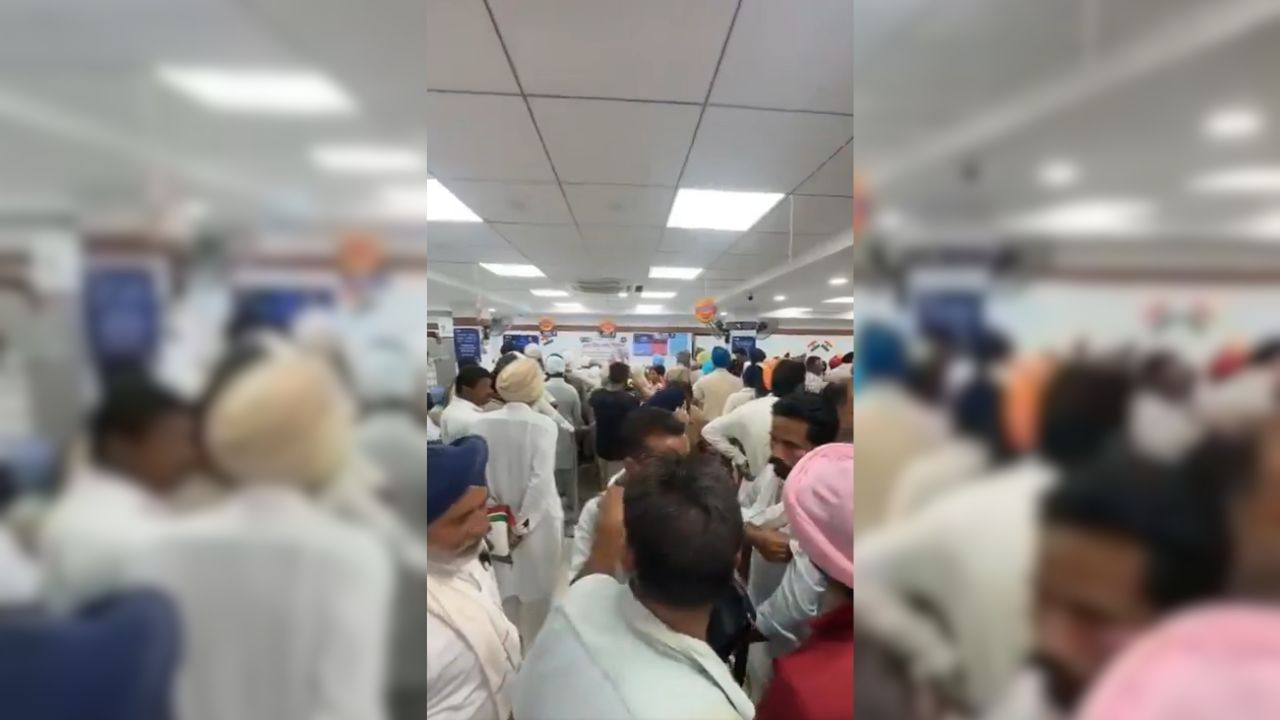 SBI Clerk Fraud: ১০০ জনের FD ভেঙে পালাল SBI ক্লার্ক! রাতারাতি উধাও ৫ কোটি টাকা, তারপর... SBI Clerk Fraud: ১০০ জনের FD ভেঙে পালাল SBI ক্লার্ক! রাতারাতি উধাও ৫ কোটি টাকা, তারপর...