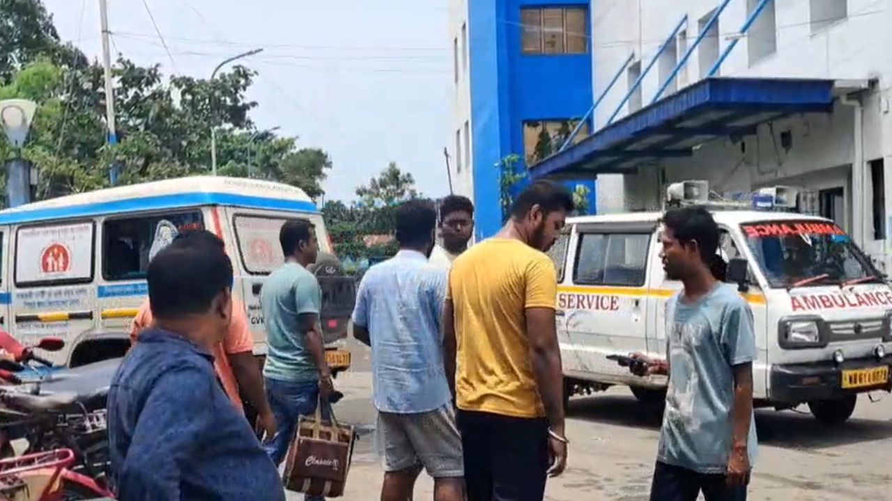 Balurghat: সন্তান প্রসবের পর একসঙ্গে অসুস্থ হন ৮ প্রসূতি, সপ্তাহ ঘুরে সুস্থ হয়ে ফিরলেন ঘরে Balurghat: সন্তান প্রসবের পর একসঙ্গে অসুস্থ হন ৮ প্রসূতি, সপ্তাহ ঘুরে সুস্থ হয়ে ফিরলেন ঘরে