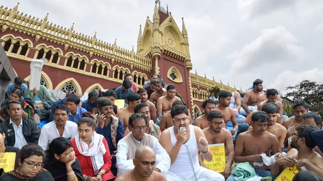 SSC Case-High Court: অযোগ্যদের পক্ষে জোর সওয়াল করে ধাক্কা খেয়েছিল রাজ্য, সেই মামলায় এবার গেল ডিভিশন বেঞ্চে SSC Case-High Court: অযোগ্যদের পক্ষে জোর সওয়াল করে ধাক্কা খেয়েছিল রাজ্য, সেই মামলায় এবার গেল ডিভিশন বেঞ্চে