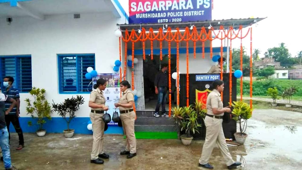 Murshidabad: এই নিয়ে ৩ নম্বর! বিয়ের মণ্ডপ থেকে বর, বরের বাবাকে তুলে নিয়ে চলে গেল পুলিশ Murshidabad: এই নিয়ে ৩ নম্বর! বিয়ের মণ্ডপ থেকে বর, বরের বাবাকে তুলে নিয়ে চলে গেল পুলিশ