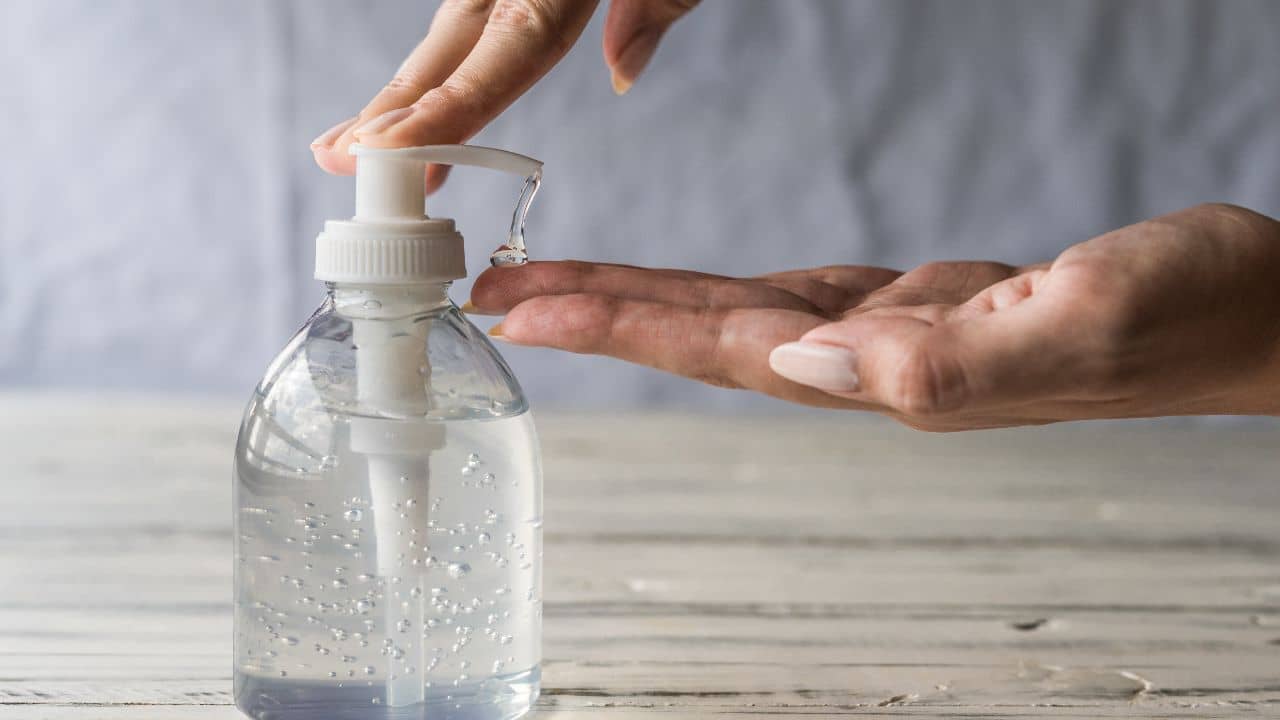 Health Tips: হাতে স্যানিটাইজার মাখার অভ্যাস এখনও যায়নি? কী সাঙ্ঘাতিক ঘটনা ঘটছে জানেন?