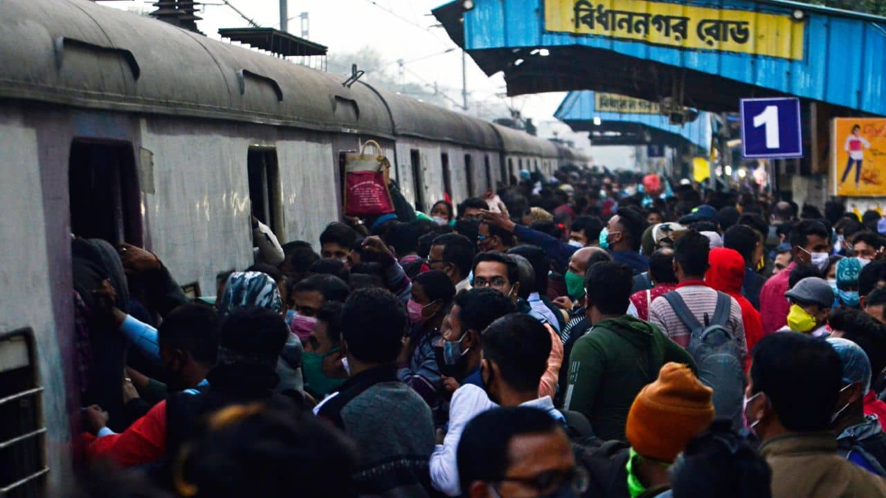 Sealdah Local: শনি-রবি কাজ আছে? আবার কিন্তু শিয়ালদহ লাইনে বাতিল একগুচ্ছ লোকাল