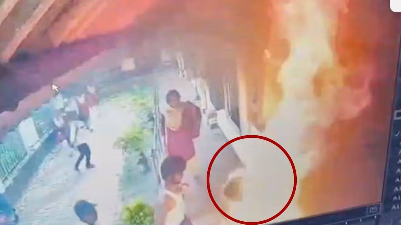 ক্লাসের মধ্যেই কু-প্রস্তাব দিত বিভাগীয় প্রধান! কলেজেই গায়ে আগুন দিয়ে আত্মহত্যার চেষ্টা ছাত্রীর