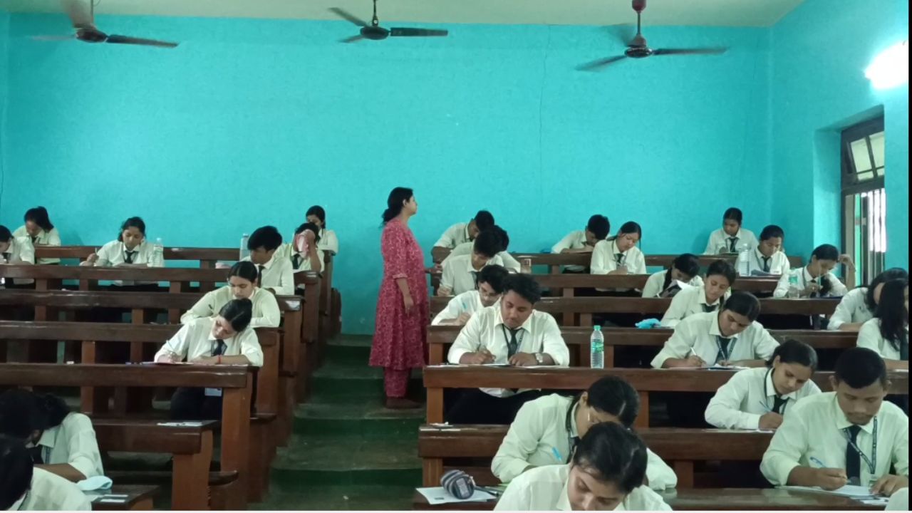 Siliguri College: তুরুপের তাস ইউনিফর্ম, গেটে থাকবেন প্রাক্তন সেনাকর্মীরা, বাংলার এই কলেজে বড় সিদ্ধান্ত Siliguri College: তুরুপের তাস ইউনিফর্ম, গেটে থাকবেন প্রাক্তন সেনাকর্মীরা, বাংলার এই কলেজে বড় সিদ্ধান্ত