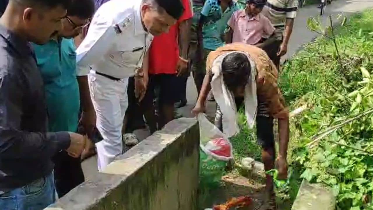 Hooghly: ডাস্টবিনে পড়ে ছিল কালো রঙের প্লাস্টিক, বেলচায় টান পড়তেই খুলে যায় গিঁট.... যা বেরল, শরীর দিয়ে হিমস্রোত বয়ে গেল সাফাইকর্মীদের