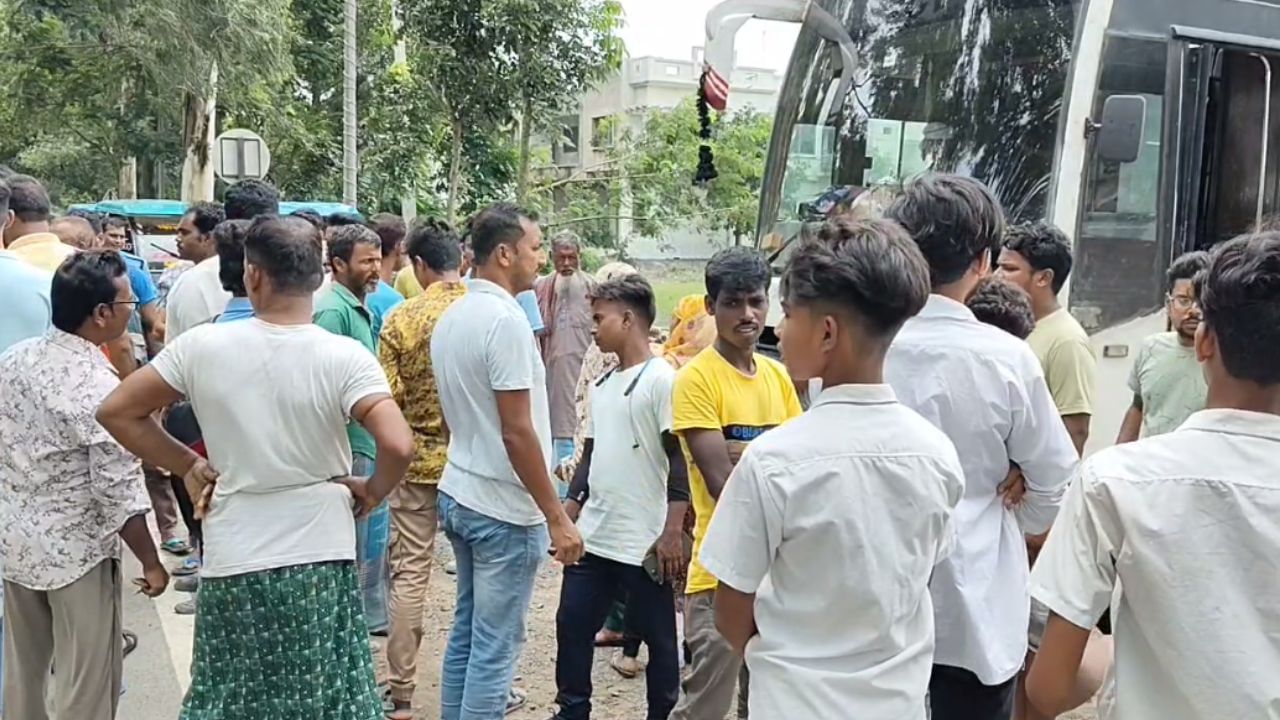 South Dinajpur: 'বাঙালি না বিহারী কিছুই দেখছে না, বাংলায় কথা বললেই মারছে', দিল্লি থেকে আবারও ফিরল পরিযায়ী শ্রমিক ভর্তি বাস South Dinajpur: 'বাঙালি না বিহারী কিছুই দেখছে না, বাংলায় কথা বললেই মারছে', দিল্লি থেকে আবারও ফিরল পরিযায়ী শ্রমিক ভর্তি বাস