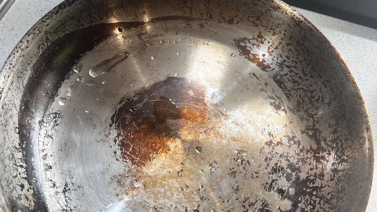 Lifestyle Tips: স্টিলের বাসনে কালো ছোপ পড়েছে? কোন উপায়ে সহজেই উঠবে সেই দাগ?