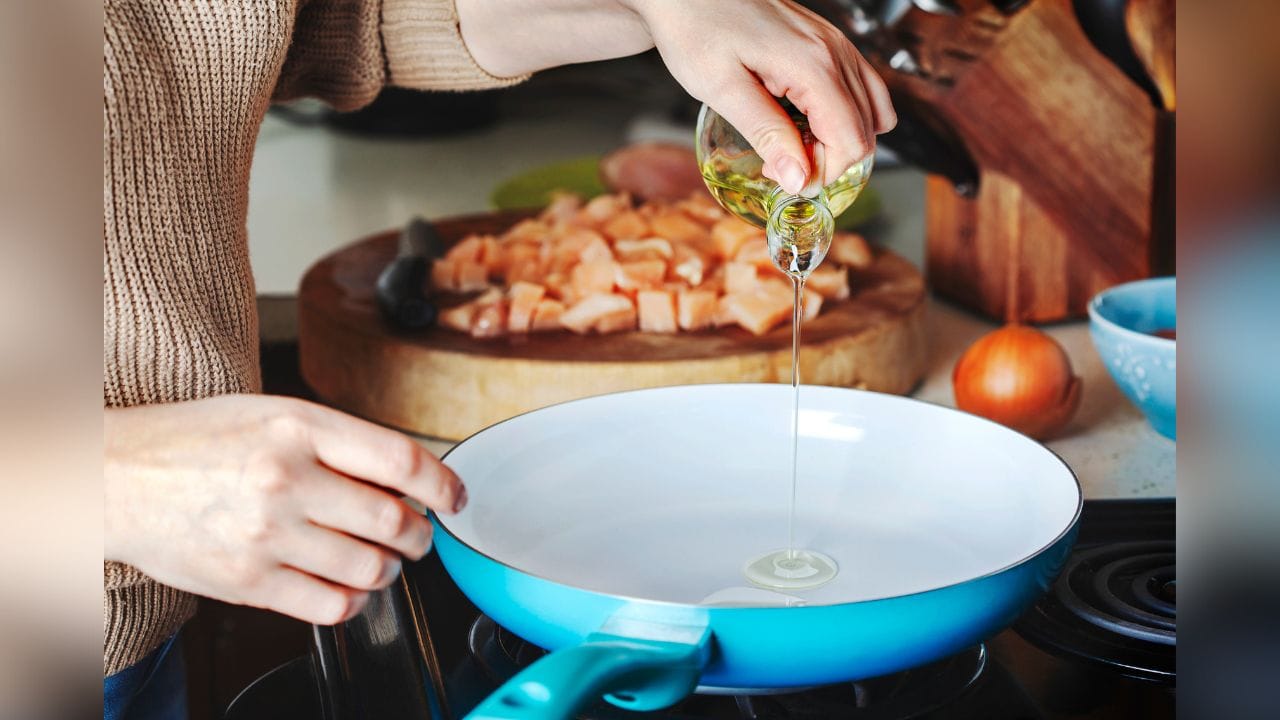 Cooking Oil Tips: রান্নায় এই তেল ব্যবহার করলে হতে পারে শরীরে বিষক্রিয়া! দেখে নিন তালিকা Cooking Oil Tips: রান্নায় এই তেল ব্যবহার করলে হতে পারে শরীরে বিষক্রিয়া! দেখে নিন তালিকা