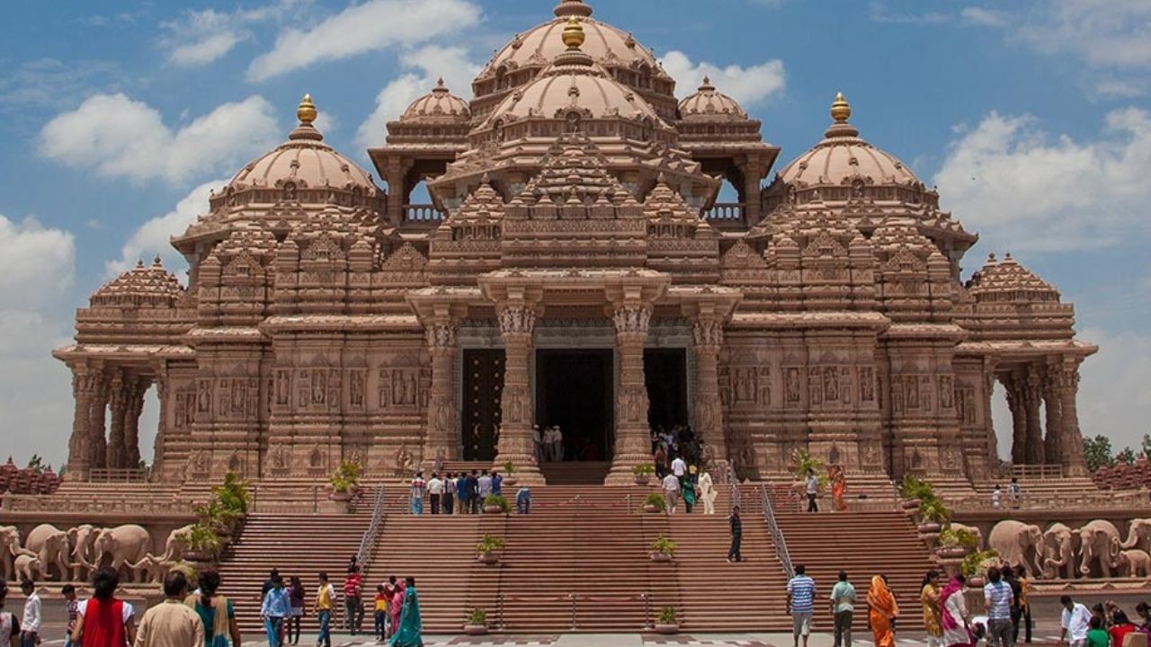Swaminarayan Temple: উদ্বোধন করেছিলেন এপিজে আব্দুল কালাম, এখন বিশ্বনেতাদের পছন্দের জায়গা, ভারতের এই মন্দিরটি চেনেন? Swaminarayan Temple: উদ্বোধন করেছিলেন এপিজে আব্দুল কালাম, এখন বিশ্বনেতাদের পছন্দের জায়গা, ভারতের এই মন্দিরটি চেনেন?