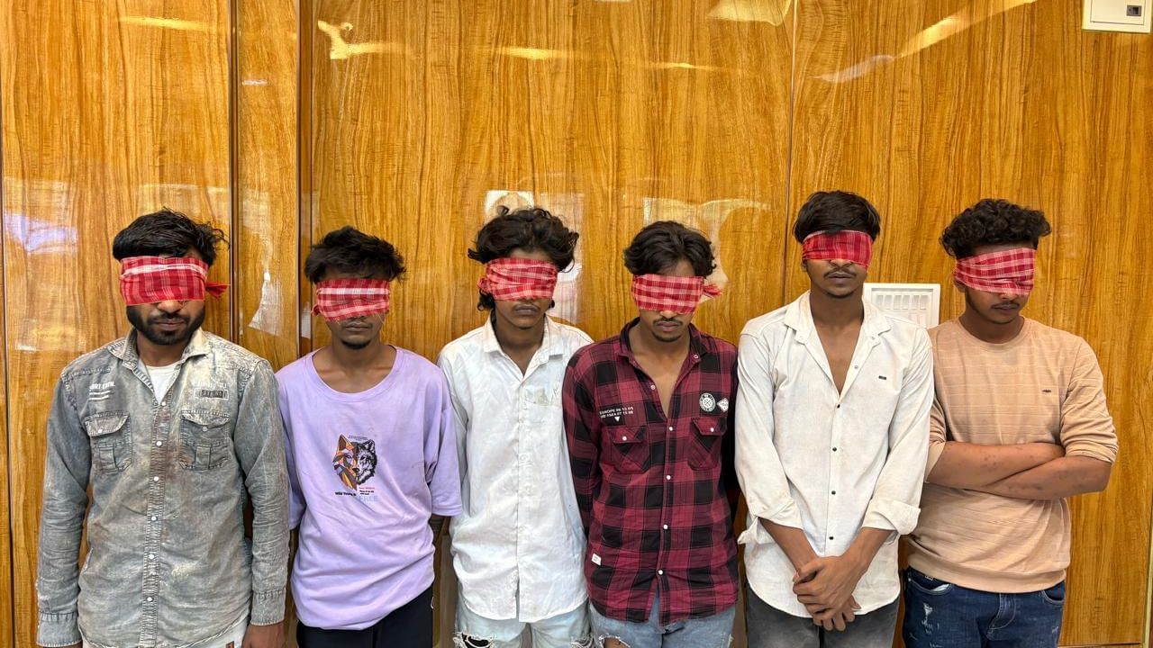 Murshidabad: দিনের পর দিন নাবালিকাকে 'নির্যাতন', পাড়ার মধ্যেই মধুচক্র খুলে বসেছিল ২০-২২ বছরের ছেলে-মেয়ে Murshidabad: দিনের পর দিন নাবালিকাকে 'নির্যাতন', পাড়ার মধ্যেই মধুচক্র খুলে বসেছিল ২০-২২ বছরের ছেলে-মেয়ে