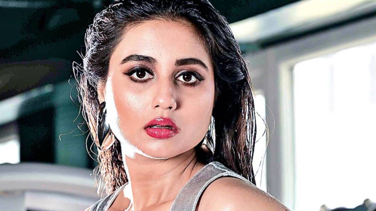 শুটিংয়ের মাঝে ভয়ঙ্কর বিপদ, হাসপাতালে নিয়ে যেতে হল স্বস্তিকাকে, কী হয়েছে?