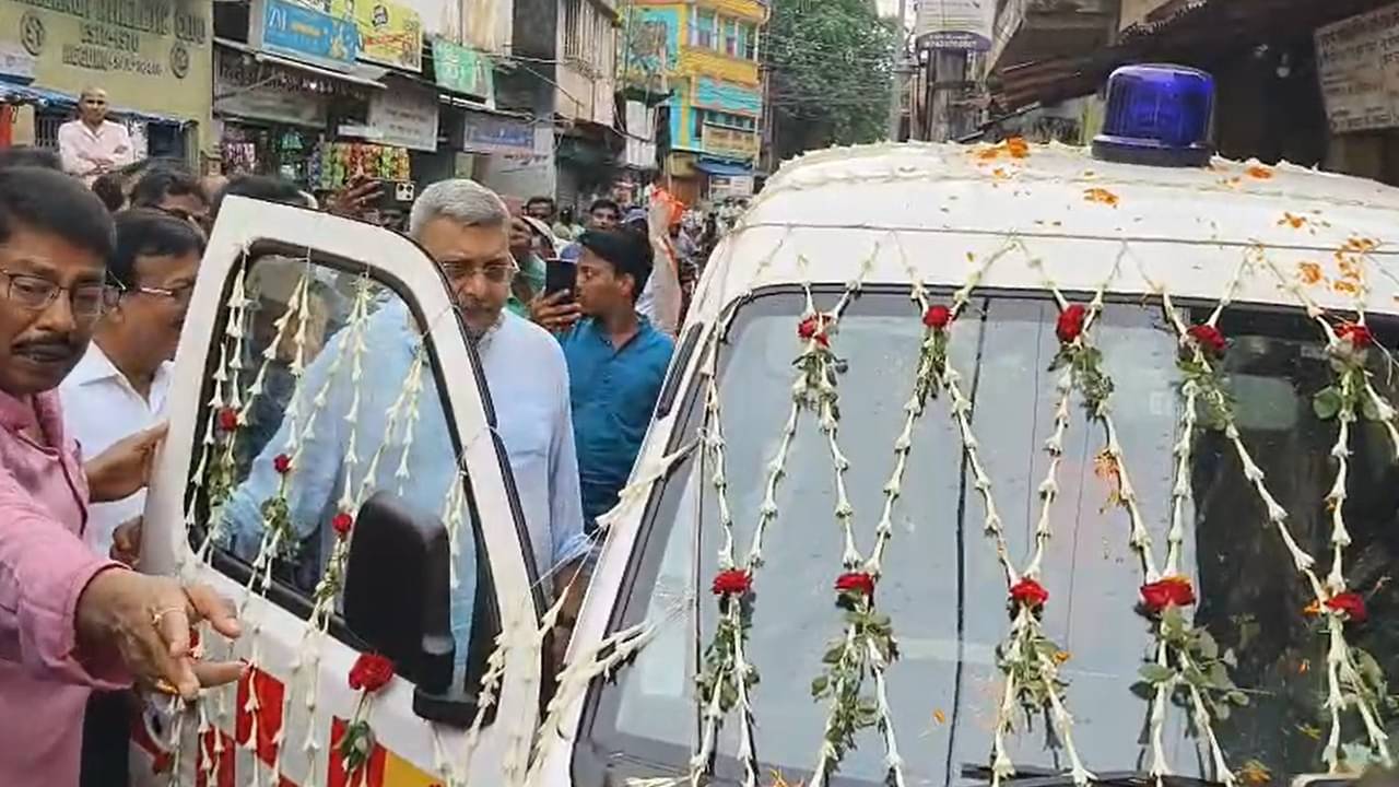 Kalyan Banerjee: চালকের আসনে বসলেন কল্যাণ, উল্টোরথের বিকালে ছোটালেন অ্যাম্বুলেন্স