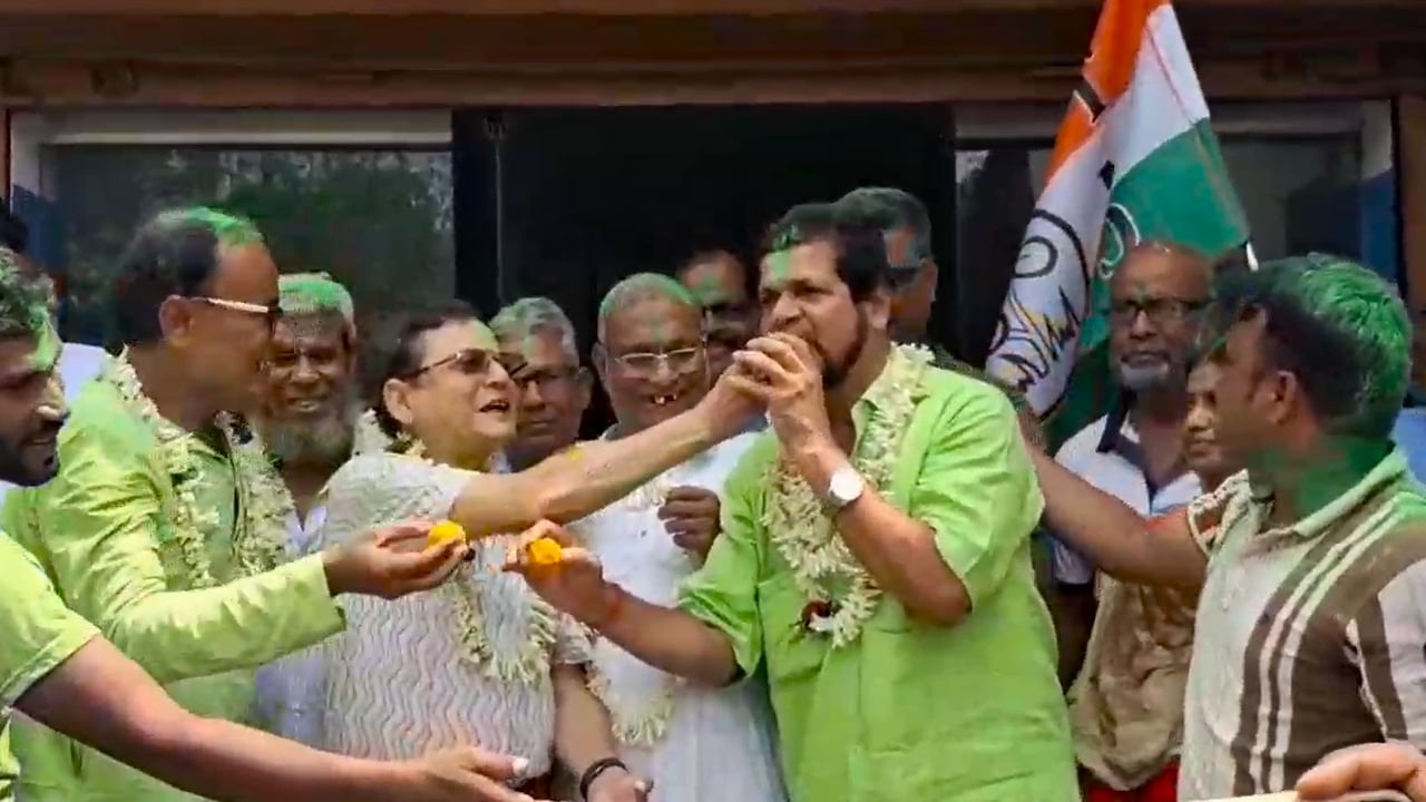 TMC Wins: সমবায়ে ৯-০ বিরাট জয় তৃণমূলের, অন্ধকারে রেখে মনোনয়ন! সবুজ আবির উড়তেই গুরুতর অভিযোগ বিরোধীদের TMC Wins: সমবায়ে ৯-০ বিরাট জয় তৃণমূলের, অন্ধকারে রেখে মনোনয়ন! সবুজ আবির উড়তেই গুরুতর অভিযোগ বিরোধীদের