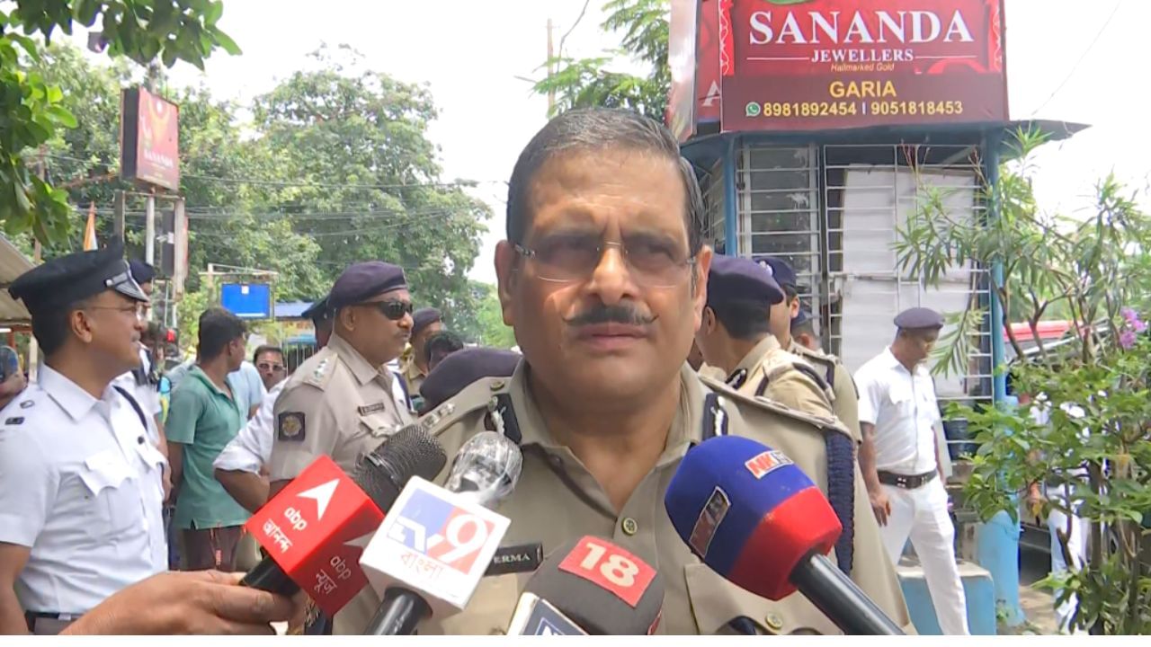 Martyrs' Day Rally: একুশে জুলাই রাস্তায় সমস্যায় পড়লেই ফোন করুন, নম্বর দিলেন কলকাতার পুলিশ কমিশনার Martyrs' Day Rally: একুশে জুলাই রাস্তায় সমস্যায় পড়লেই ফোন করুন, নম্বর দিলেন কলকাতার পুলিশ কমিশনার