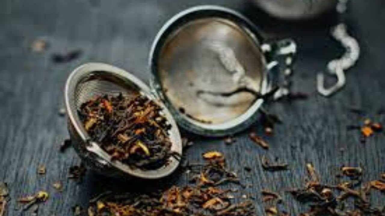 Tea Leaves Benefits: জুতোর গন্ধ থেকে বাসন মাজা, চা পাতা ফেলে না দিয়ে জানুন কত কাজে লাগাতে পারেন