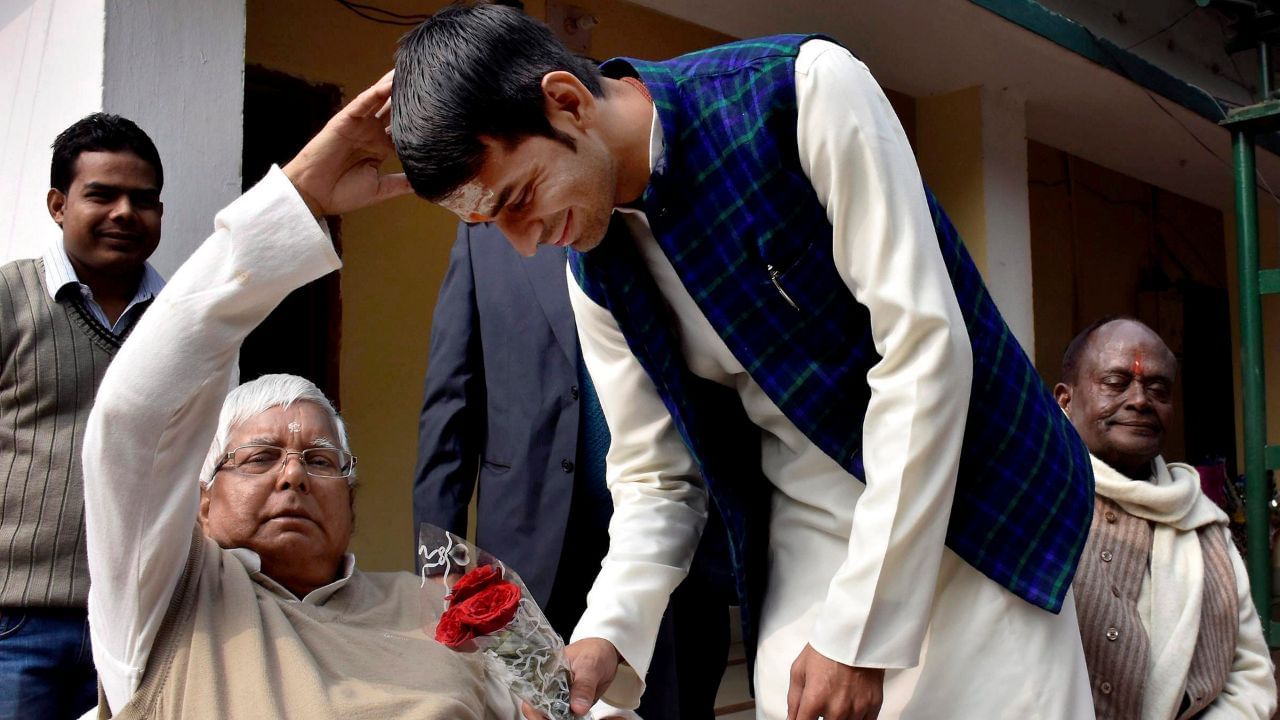 Tej Pratap Yadav: হাতে অন্য রকম পতাকা, বিহারে ভোটের হাওয়া 'ঘোরাচ্ছেন' লালুর ত্যাজ্যপুত্র তেজ Tej Pratap Yadav: হাতে অন্য রকম পতাকা, বিহারে ভোটের হাওয়া 'ঘোরাচ্ছেন' লালুর ত্যাজ্যপুত্র তেজ
