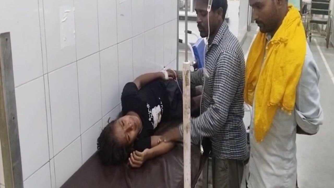 Electrocution: শ্রাবণ মাসের সোমবারে ছিল থিকথিকে ভিড়, আউশনেশ্বর মন্দিরে পদপিষ্ট হয়ে মৃত ২, আহত ৪০ পুণ্যার্থী Electrocution: শ্রাবণ মাসের সোমবারে ছিল থিকথিকে ভিড়, আউশনেশ্বর মন্দিরে পদপিষ্ট হয়ে মৃত ২, আহত ৪০ পুণ্যার্থী