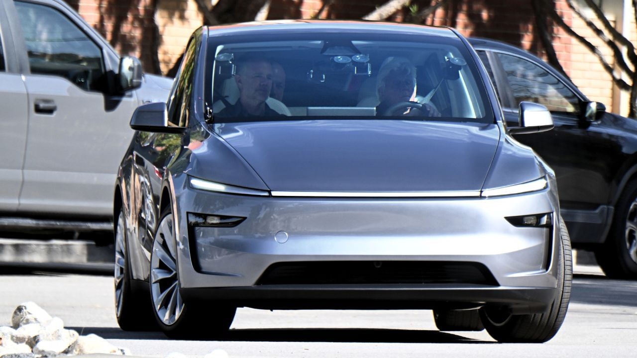 ভারতে অবশেষে শোরুম খুলল Tesla, কবে থেকে গাড়ি বিক্রি শুরু করবেন Elon Musk? ভারতে অবশেষে শোরুম খুলল Tesla, কবে থেকে গাড়ি বিক্রি শুরু করবেন Elon Musk?