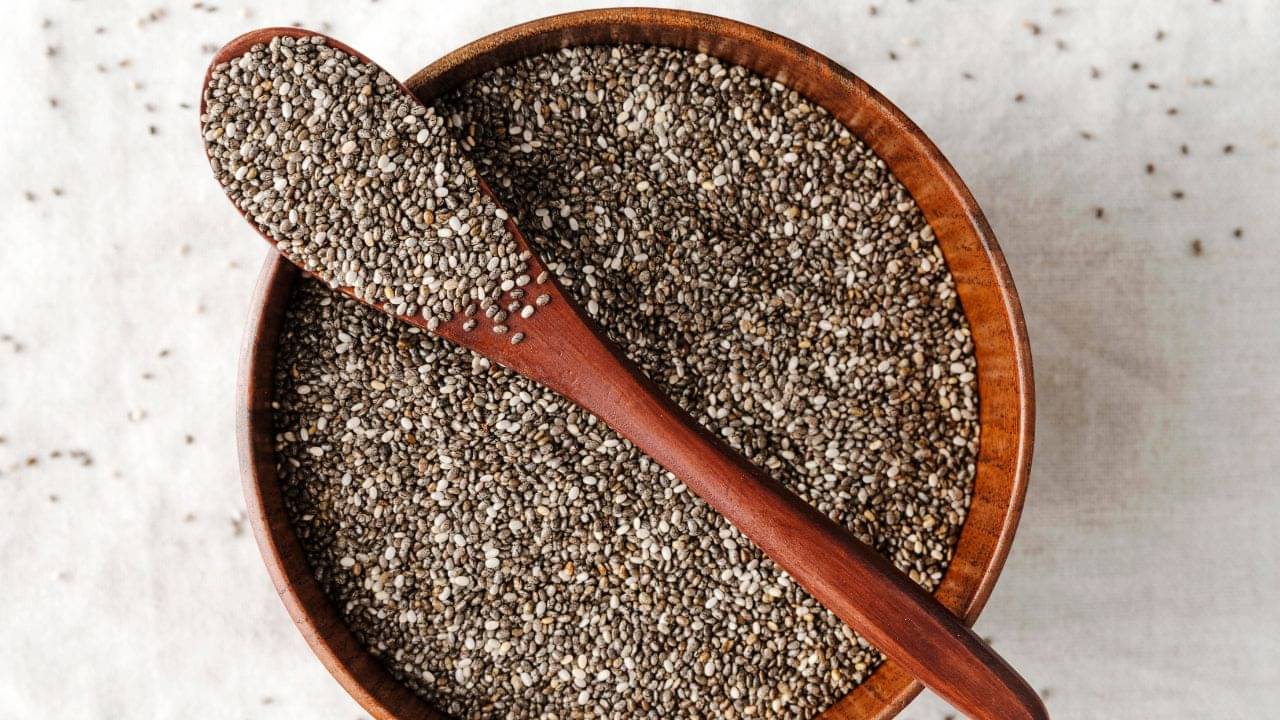 Chia Seeds: রোজ চিয়া সিড তো খাচ্ছেন, জানেন জলে ঠিক কতক্ষণ ভিজিয়ে রাখা উচিত?