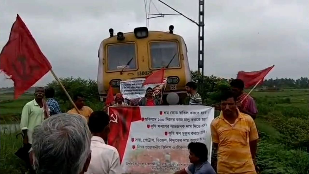 Left Strike: শিয়ালদহে থমকে গেল ট্রেনের চাকা, তারকেশ্বর-পান্ডুয়াতেও ট্রেন আটকে দিল লাল পতাকা Left Strike: শিয়ালদহে থমকে গেল ট্রেনের চাকা, তারকেশ্বর-পান্ডুয়াতেও ট্রেন আটকে দিল লাল পতাকা