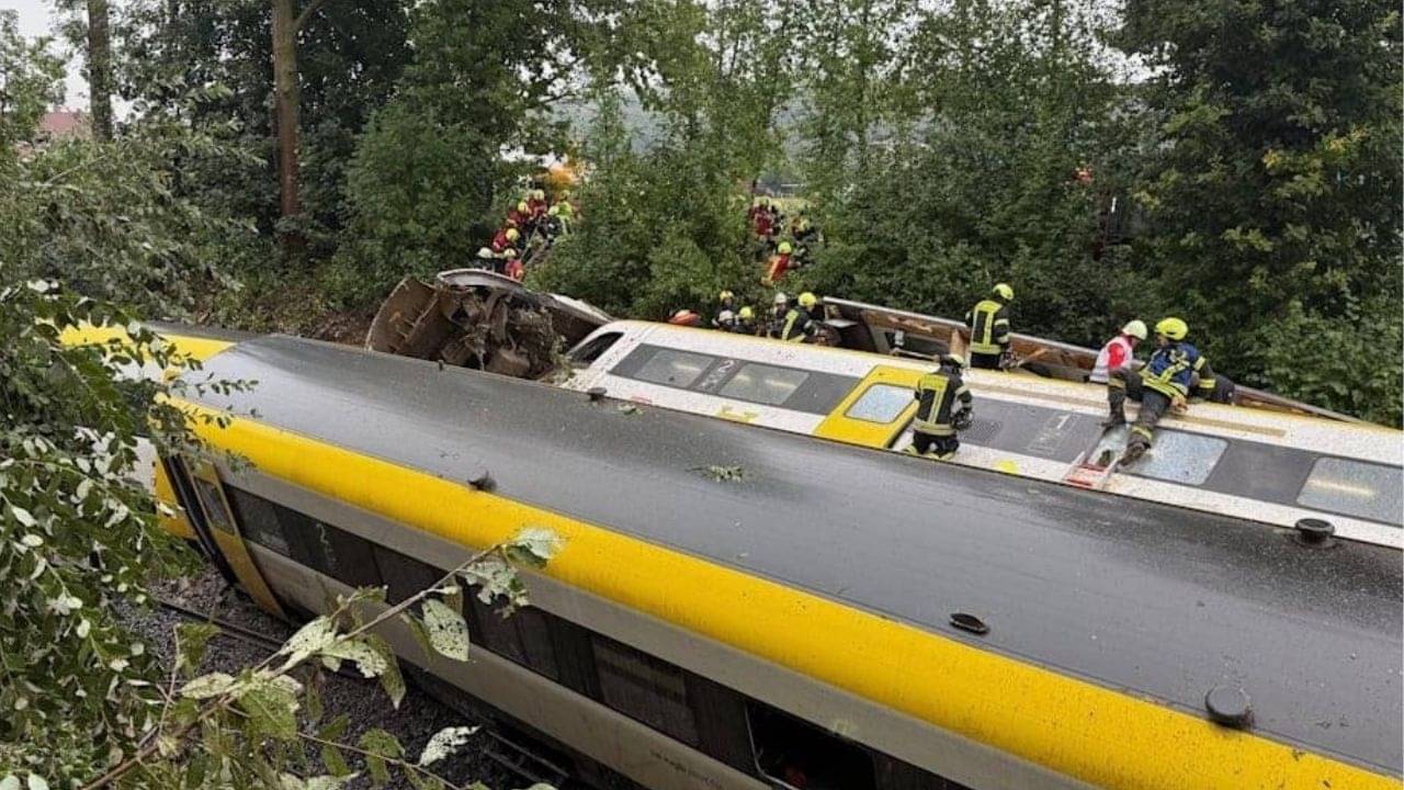 Train Accident: একটার ঘাড়ে উঠে আরেকটা কামরা, ১০০ যাত্রীকে নিয়ে ভয়ঙ্কর ট্রেন দুর্ঘটনা, মৃত কমপক্ষে ৩