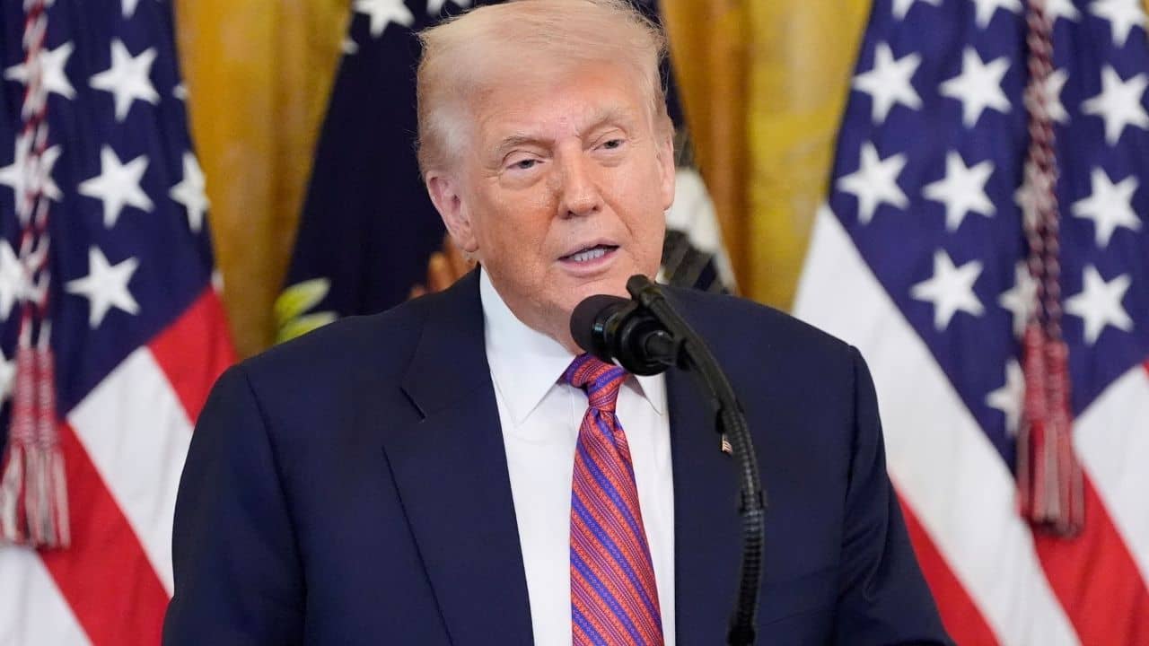 Donald Trump: রাশিয়া থেকে ইউরেনিয়াম কেনো তার বেলা! ভারত প্রশ্ন করতেই বুড়ো খোকা ট্রাম্প বললেন...