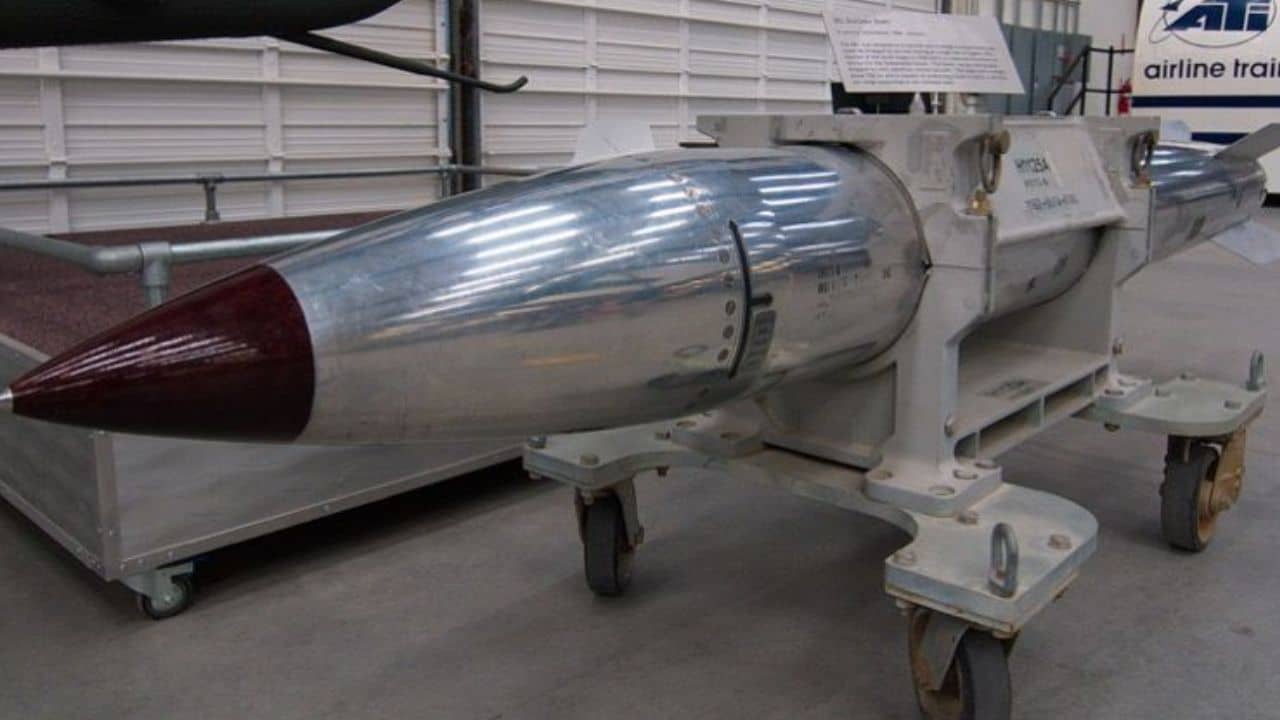 Nuclear weapons: পুতিনকে ফাইনাল ওয়ার্নিং? ১৭ বছর পর ব্রিটেনের মাটিতে পরমাণু বোমা পাঠালেন ট্রাম্প