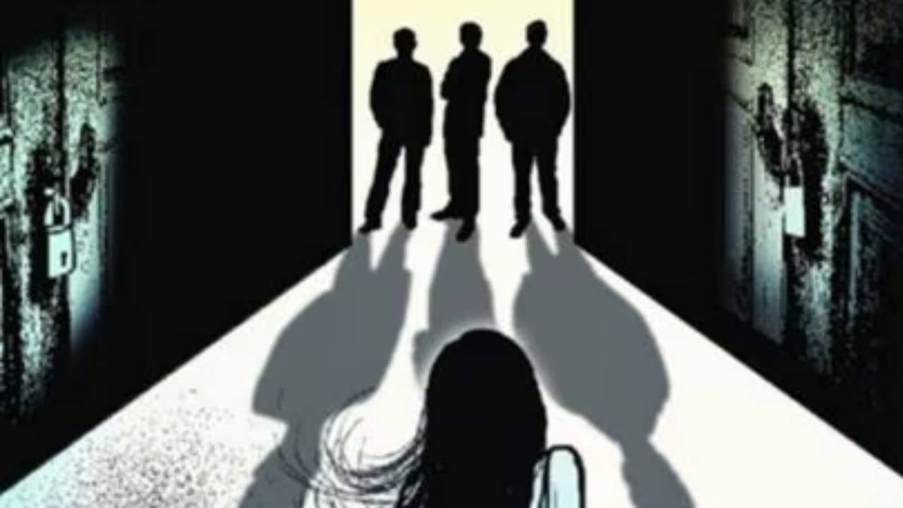 পুলিশের সামনেই কটূক্তি, মধ্যরাতে যাদবপুরে অভিনেত্রীকে নিগ্রহের অভিযোগ