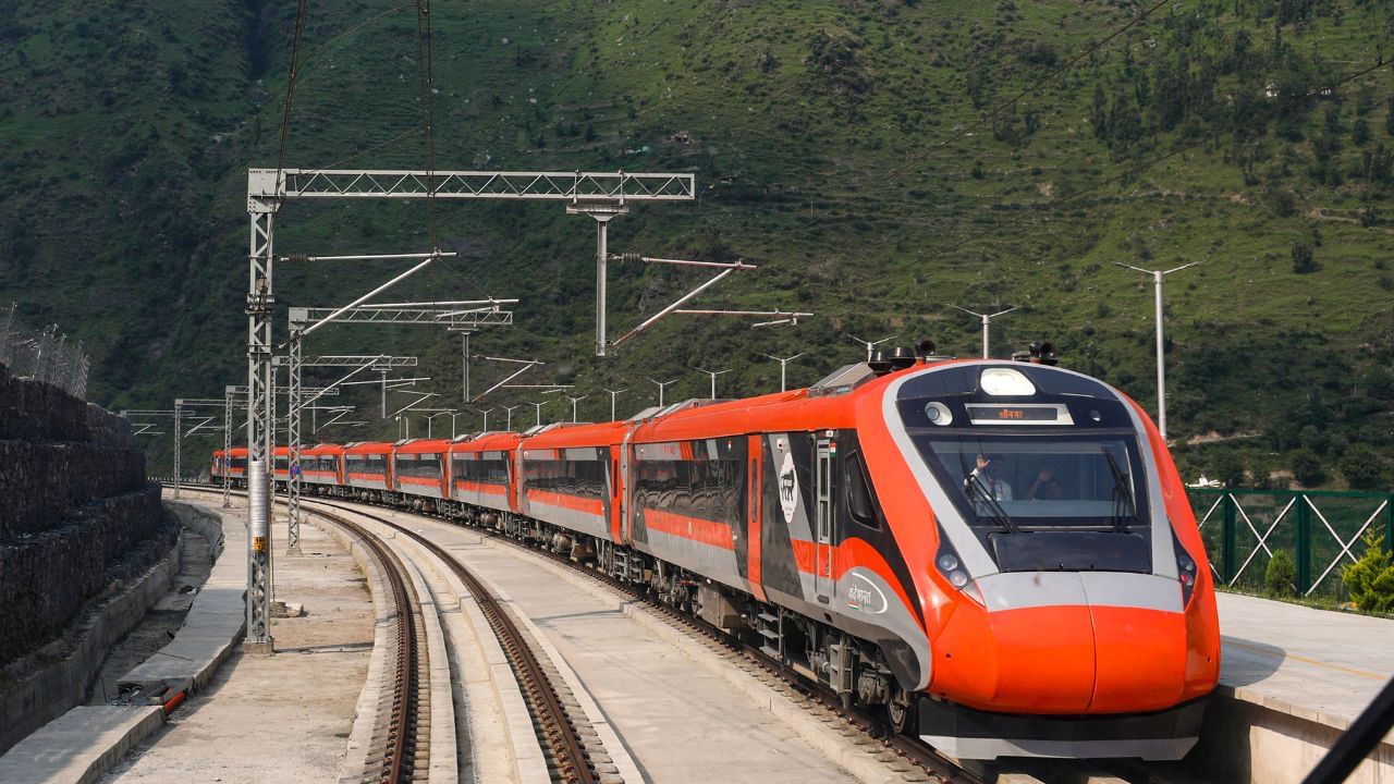 Vande Bharat Express: সাত ঘণ্টা ধরে ঠায় দাঁড়িয়ে বন্দে ভারত, এগোল না এক দণ্ডও! হঠাৎ কী হল? Vande Bharat Express: সাত ঘণ্টা ধরে ঠায় দাঁড়িয়ে বন্দে ভারত, এগোল না এক দণ্ডও! হঠাৎ কী হল?