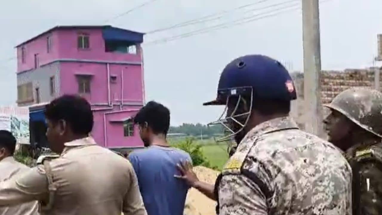 Katwa: একটা পথ দুর্ঘটনা, আর তা নিয়ে পুলিশের সঙ্গে খণ্ডযুদ্ধ জনতার