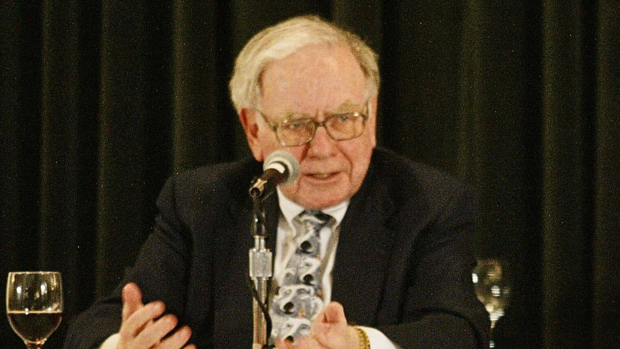 Warren Buffett’s Golden Rule: এই ৫ জায়গায় টাকা নষ্ট করলে কোনও দিন বড়লোক হতে পারবেন না!