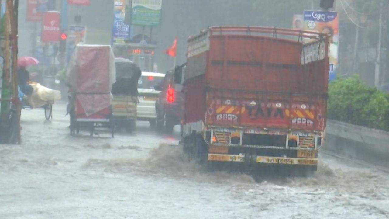 Waterlogging: দুর্যোগে দুর্ভোগ, জল ঠেঙিয়ে যাত্রার যন্ত্রণা কমবে কবে?