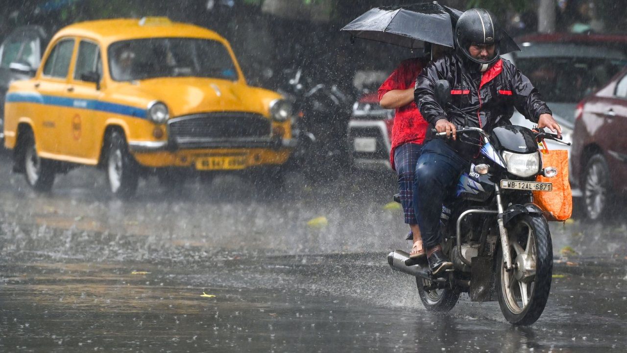 Rain Forecast: ৪৮ ঘণ্টায় ৩ জেলায় ২০০ মিলিমিটার পর্যন্ত বৃষ্টি! রেহাই পাবে না বাকিরাও, বৃহস্পতি থেকেই শুরু নতুন খেলা Rain Forecast: ৪৮ ঘণ্টায় ৩ জেলায় ২০০ মিলিমিটার পর্যন্ত বৃষ্টি! রেহাই পাবে না বাকিরাও, বৃহস্পতি থেকেই শুরু নতুন খেলা