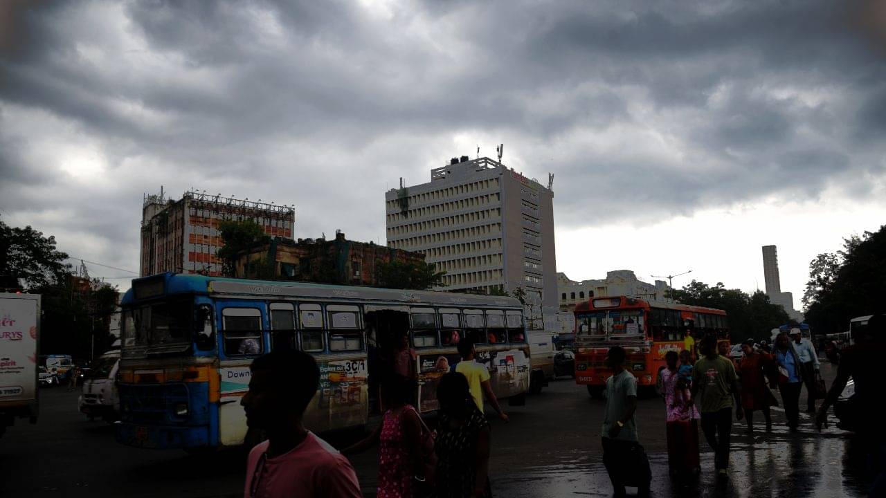 Weather Update: পশ্চিমাঞ্চলের দিকে সরল গভীর নিম্নচাপ, ভয় কাটছে না বাড়ছে?