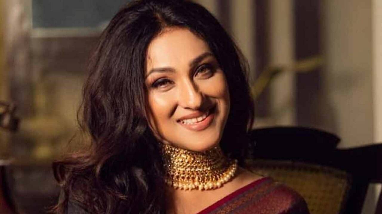 চক্রবর্তী নয় সেনগুপ্ত, স্বামী পদবি কোথায় ব্যবহার করেন ঋতুপর্ণা?