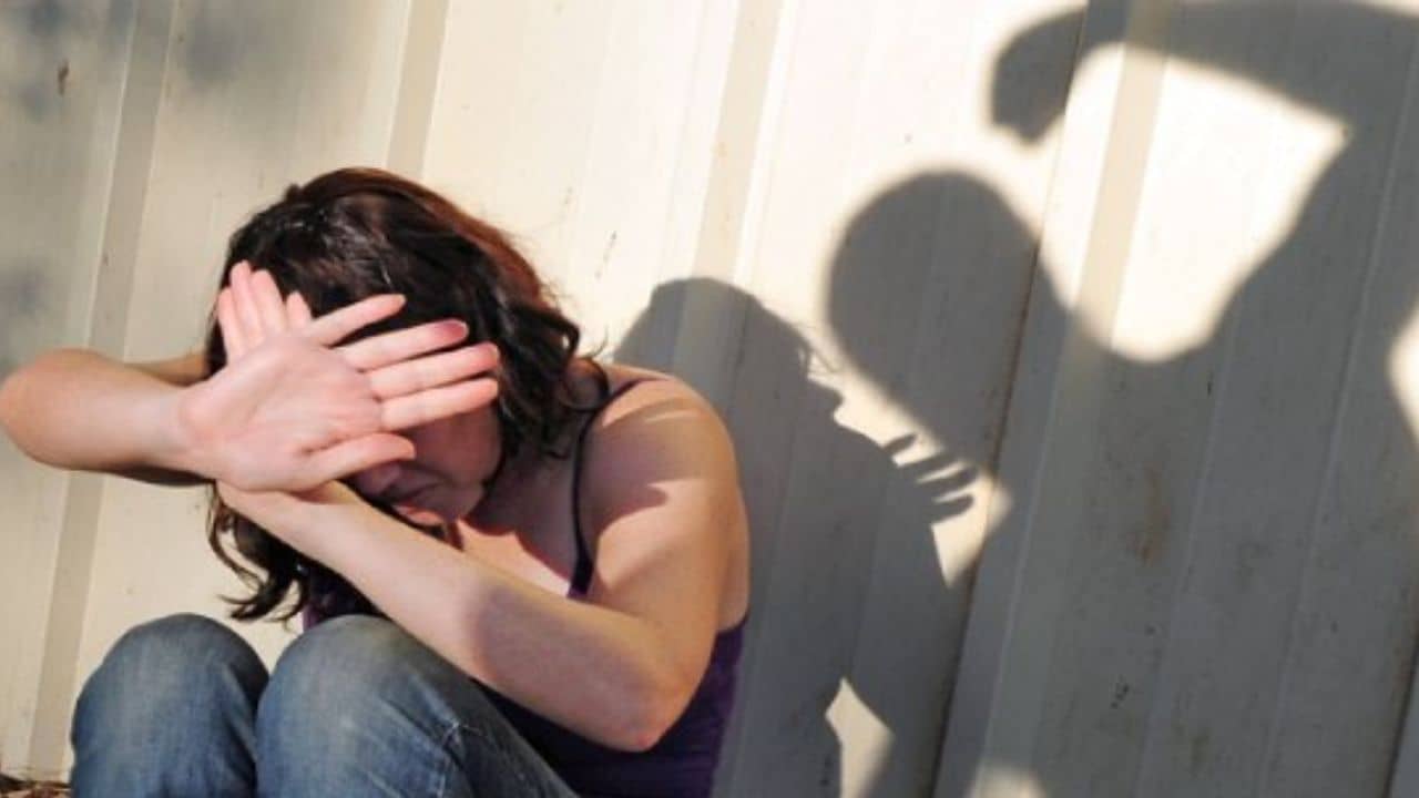 অভিনেত্রীর চোখে লঙ্কার গুড়ো ছিটিয়ে এলোপাথাড়ি কোপ দিলেন স্বামী!