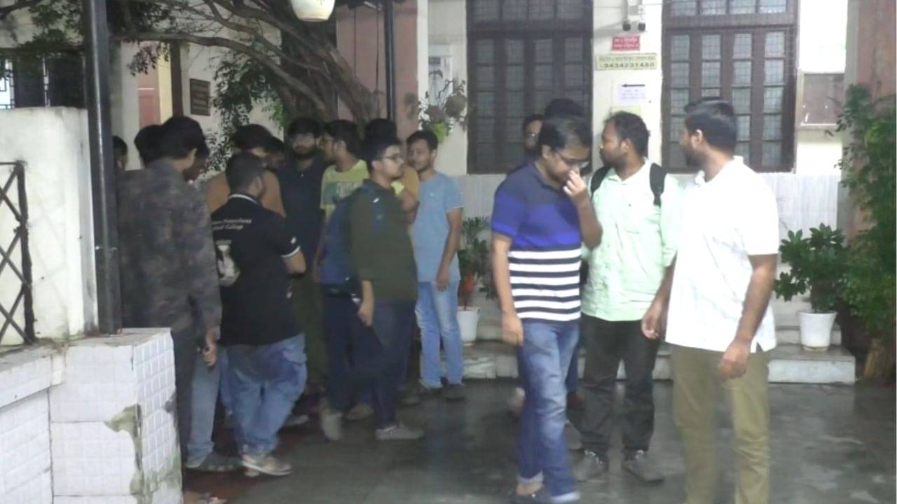 Bankura Medical College: থ্রেট কালচারের বিরুদ্ধে পড়ুয়াদের প্রবল আন্দোলন, HOD-কে ৭ দিনের ছুটিতে পাঠাল কলেজ