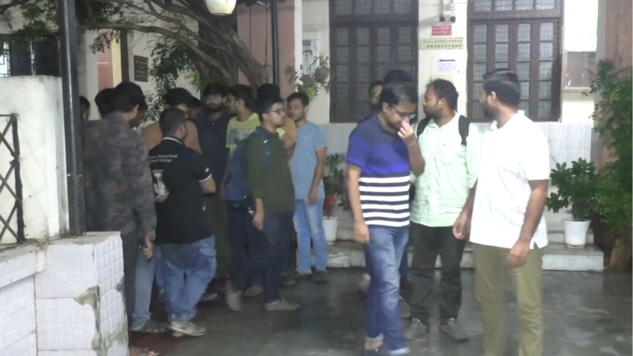 Bankura Medical College: থ্রেট কালচারের বিরুদ্ধে পড়ুয়াদের প্রবল আন্দোলন, HOD-কে ৭ দিনের ছুটিতে পাঠাল কলেজ Bankura Medical College: থ্রেট কালচারের বিরুদ্ধে পড়ুয়াদের প্রবল আন্দোলন, HOD-কে ৭ দিনের ছুটিতে পাঠাল কলেজ