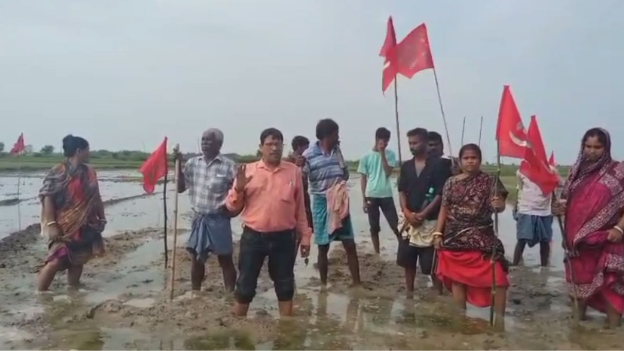 Bardhaman: হারানো জমি পুনরুদ্ধার করে লাল ঝাণ্ডা পুঁতল বামেরা Bardhaman: হারানো জমি পুনরুদ্ধার করে লাল ঝাণ্ডা পুঁতল বামেরা