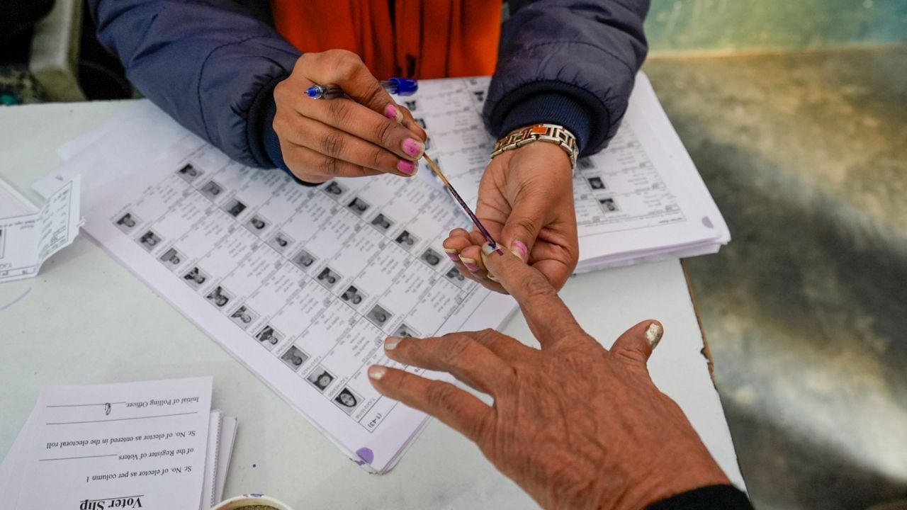 Voter lists: বাংলার ৪ বিধানসভা আসনের ভোটার তালিকাই 'উধাও', কী বলছে কমিশন? Voter lists: বাংলার ৪ বিধানসভা আসনের ভোটার তালিকাই 'উধাও', কী বলছে কমিশন?