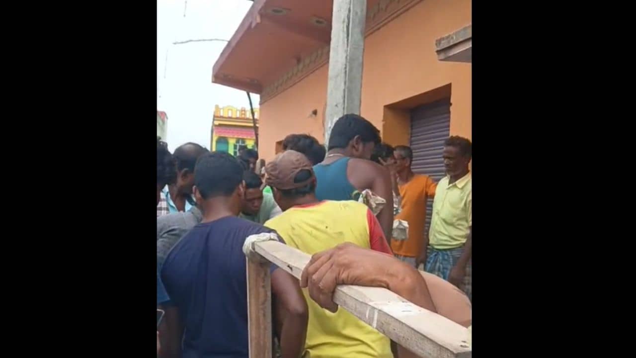 Birbhum: স্ত্রীকে কুপ্রস্তাব দিচ্ছিলেন, তাতেই খুন তৃণমূল নেতা, নেপাল যাওয়ার পথে ধৃত অভিযুক্ত