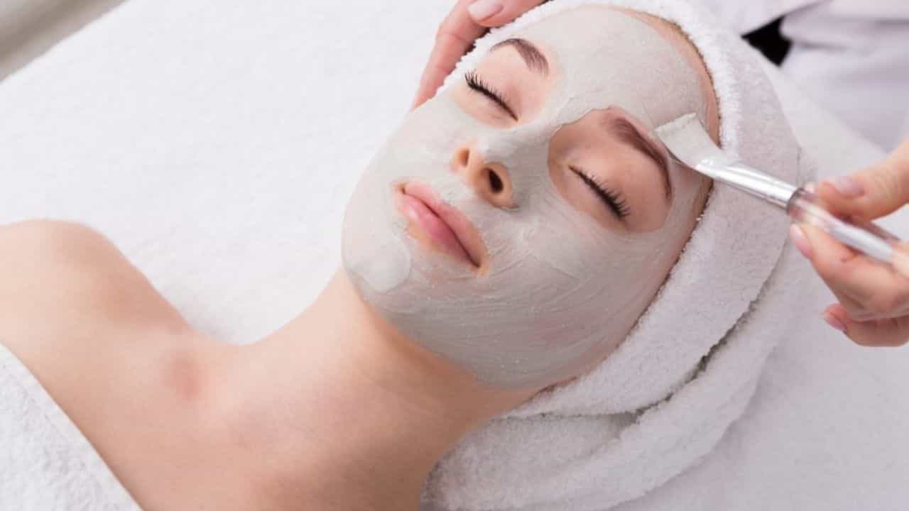Skin Care Tips: ত্বকের সৌন্দর্য্য বাড়াতে ব্লিচ করাচ্ছেন? কী হচ্ছে জানেন?