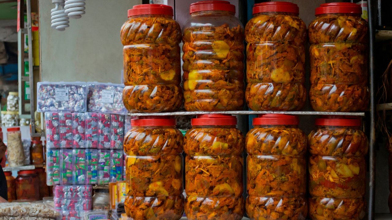 Pickles: বর্ষায় আচারে ছাতা পড়ে যাচ্ছে! এই উপায়ে দীর্ঘদিন রেখে খেতে পারবেন... Pickles: বর্ষায় আচারে ছাতা পড়ে যাচ্ছে! এই উপায়ে দীর্ঘদিন রেখে খেতে পারবেন...