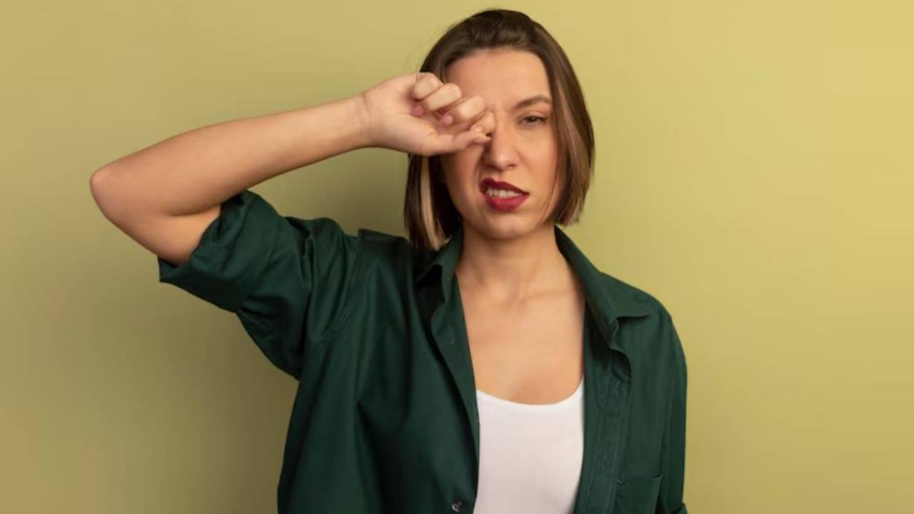 চোখে কিছু পড়লেই রগড়ে দিচ্ছেন? বড় বিপদ ডাকছেন না তো!