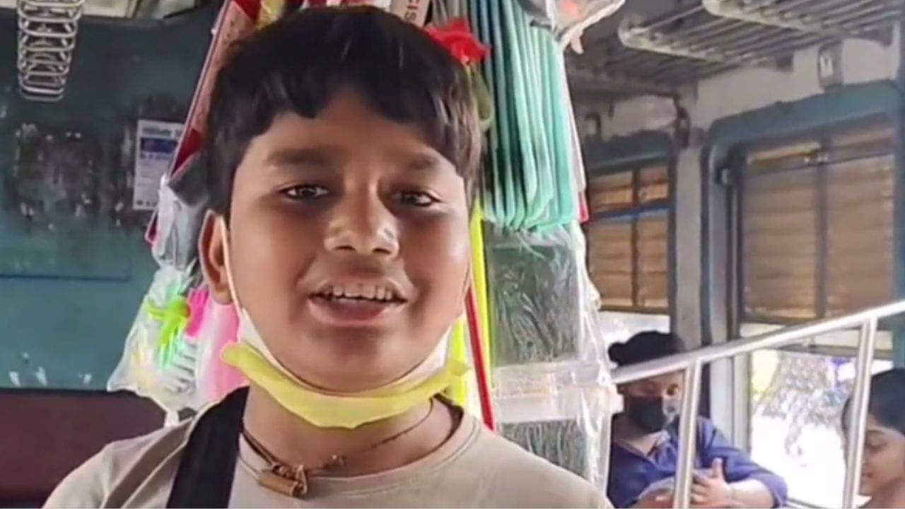 Local train hawker: বনগাঁ-হাবরা লাইনে যাঁরা যান তাঁরা হয়ত দেখছেন..., ১৩ বছরের বিক্রম পেট চালাতে যা যা  করে জানলে চোখে জল আসবে