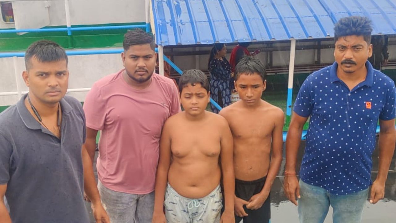 Hooghly: ভাটা দেখে বাচ্চাগুলো চলে গিয়েছিল মাঝ গঙ্গায়, হঠাৎ বেড়ে গেল জলস্তর, তারপরই.... Hooghly: ভাটা দেখে বাচ্চাগুলো চলে গিয়েছিল মাঝ গঙ্গায়, হঠাৎ বেড়ে গেল জলস্তর, তারপরই....