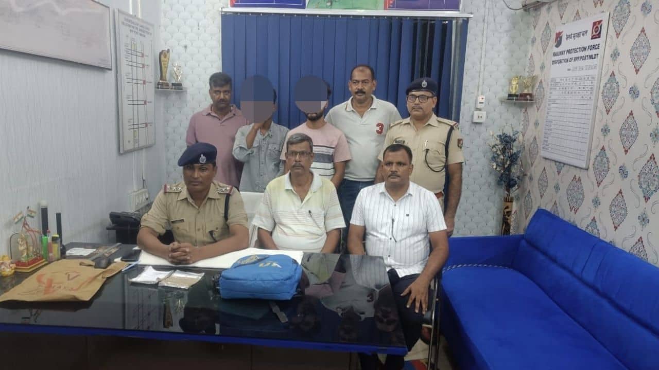 Illegal narcotics trafficking: স্টেশনে ফুট ওভার ব্রিজের কাছে ঘোরাঘুরি করছিল ২ যুবক, তল্লাশি করতেই চক্ষু চড়কগাছ RPF-র