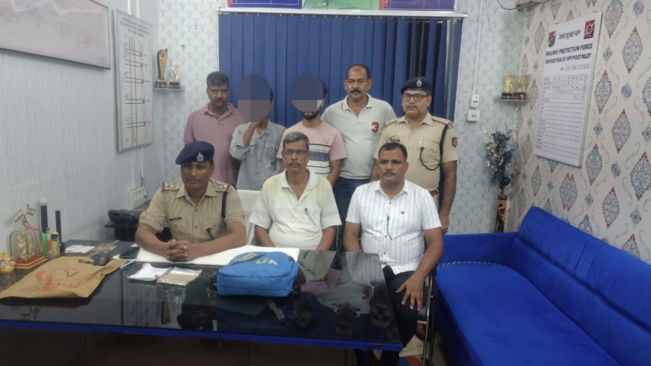 Illegal narcotics trafficking: স্টেশনে ফুট ওভার ব্রিজের কাছে ঘোরাঘুরি করছিল ২ যুবক, তল্লাশি করতেই চক্ষু চড়কগাছ RPF-র Illegal narcotics trafficking: স্টেশনে ফুট ওভার ব্রিজের কাছে ঘোরাঘুরি করছিল ২ যুবক, তল্লাশি করতেই চক্ষু চড়কগাছ RPF-র