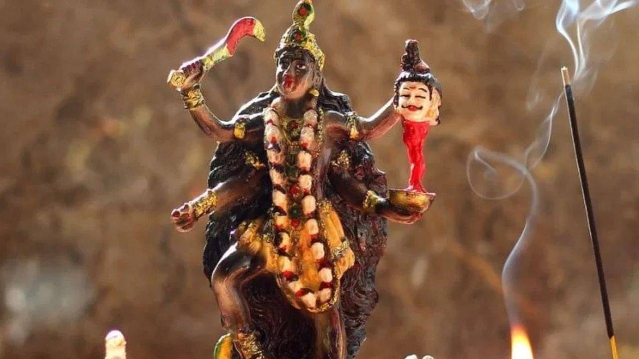 Vaastu Tips: দেবী কালীর কোন মূর্তি ঘরে রাখলেই হতে পারে বিপদ?