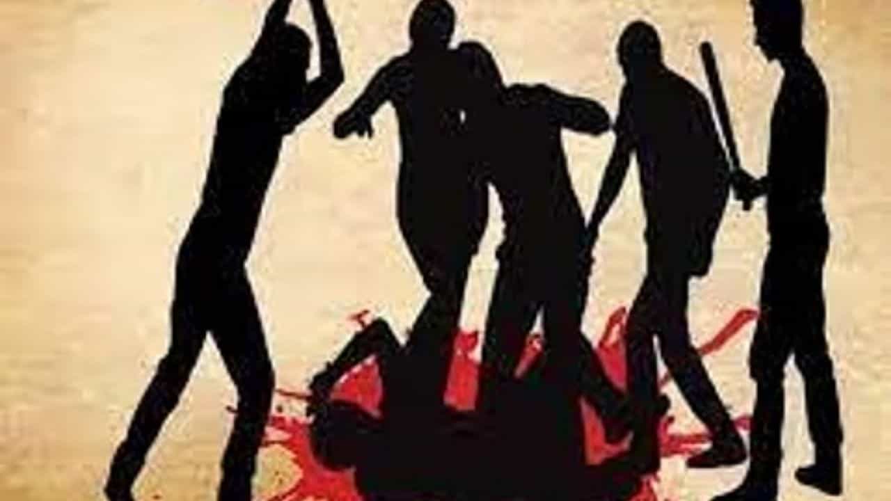 Bangladesh: নৃশংসতার সব সীমা পার, বাংলাদেশে পিটিয়ে-থেঁতলে খুন ব্যবসায়ীকে, মৃতদেহের উপরে নাচল খুনিরা Bangladesh: নৃশংসতার সব সীমা পার, বাংলাদেশে পিটিয়ে-থেঁতলে খুন ব্যবসায়ীকে, মৃতদেহের উপরে নাচল খুনিরা